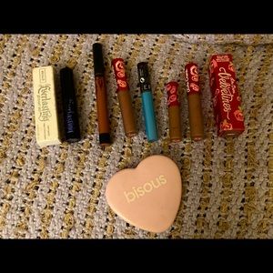 Liquid lipsticks and mirror